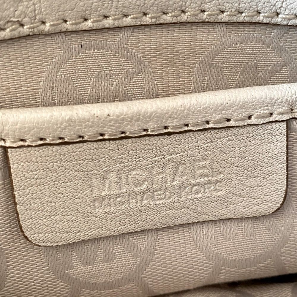 Michael Kors Ivory Hobo Magnetic Cylinder Shoulder Purse/Bag. VGUC! - Picture 3 of 12